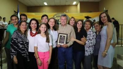 Jorge Handal recibió el premio acompañado por sus familiares. Fotos: Mariela Tejada.