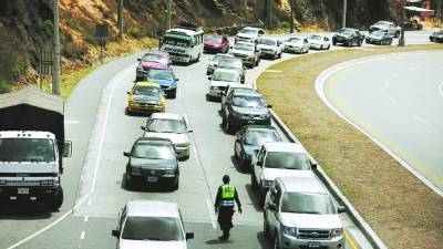 En la salida al norte se reportó un alto y fluido tráfico vehicular, al igual que en las terminales de buses.
