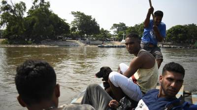 Cientos de migrantes cruzan a diario el río Suchiate donde las fuertes corrientes le arrebataron la vida a un padre salvadoreño y su hijo.
