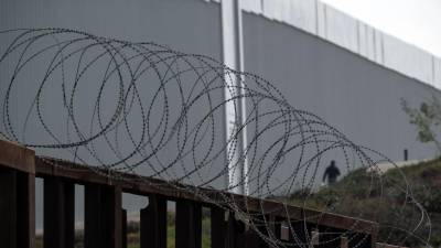 Biden adopta las medidas de Trump y anuncia una ampliación del muro en la frontera con México.