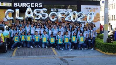 San Pedro Sula. La alegría en sus rostros era más que evidente, los seniors 2019 de la Fundación Mhotivo no cabían de felicidad en su regreso a clases.Desde tempranas horas se dieron cita en Carl’s Jr. en Circunvalación, de donde salieron en caravana.“¡Seniors, seniors, seniors!”, se escuchaba durante el recorrido al son de pitoretas.Felices. Los graduandos posaron para la fotografía del recuerdo. Un día que quedó en sus mentes y corazones.