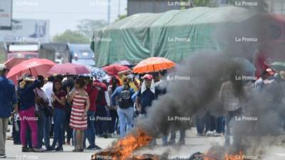 Maestros y médicos hondureños durante la protesta en San Pedro Sula, departamento de Cortés, zona norte de Honduras.