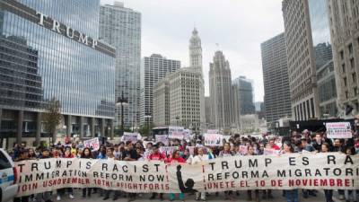 Cientos de jóvenes se unieron en Chicago para protestar contra Donald Trump.