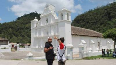 El fotógrafo estadounidense Justin Bridges y el hondureño Vicente Colindres en La Campa, Lempira.