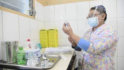 A pesar de la pandemia, del miedo a contagiarse y de las estigmatizaciones, las enfermeras continúan brindando a la población la atención necesaria.
