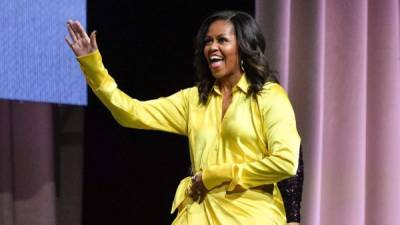 La exprimera dama estadounidense, Michelle Obama, reapareció en Nueva York para promover su libro de memorias 'Becoming', causando polémica por 'denigrar' al presidente Donald Trump y su esposa, Melania.