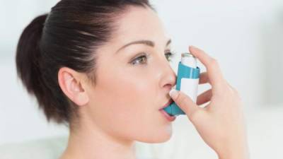 El asma puede causar tos, sibilancias, opresión en el pecho y falta de aire.