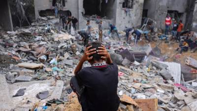 Los bombardeos israelíes dejan miles de muertos y heridos en la Franja de Gaza en cinco semanas de combates.