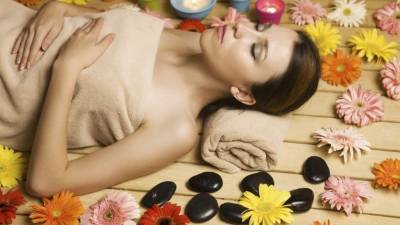 Cuando el cuerpo recibe un masaje con aceites esenciales, produce una sensación de calma, alivia las tensiones y elimina las toxinas del cuerpo.