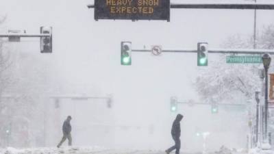 Colorado y otros estados del oeste de Estados Unidos enfrentan una de las tormentas invernales más grandes en la historia reciente que afecta ya a más de 38 millones de personas, informaron medios locales.