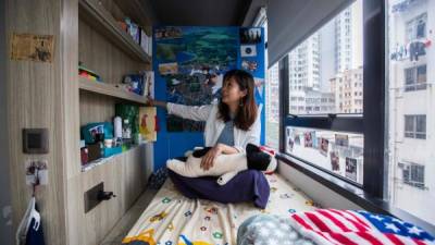 En Hong Kong las llaman 'nanoviviendas' o 'mini departamentos'. La estrepitosa subida de los precios en el sector inmobiliario obliga a los jóvenes asalariados a vivir en espacios cada vez más pequeños y en alquileres compartidos poco convencionales.