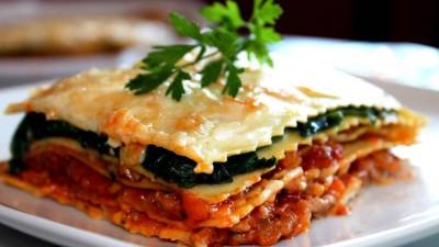 Las hojas de albahaca deben agregarse al final de la cocción de la salsa.