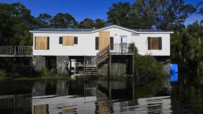 Varias zonas siguen inundadas tras el paso de Idalia por el noroeste de Florida.