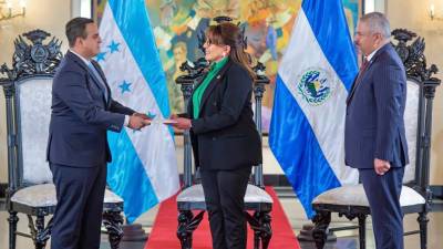 El embajador de El Salvador es Héctor Enrique Celarié en la ceremonia con la presidenta de Honduras, Xiomara Castro.