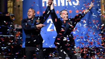 'La Roca' y Tom Hanks tras anunciar su candidatura a la presidencia de EUA en Saturday Night Live.