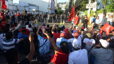 Los partidarios de Libre protestan frente a policías el día después de las elecciones generales en Tegucigalpa, Honduras. AFP