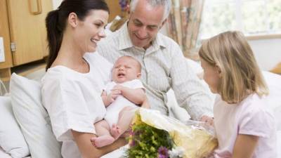 Se deben limitar las visitas y no pueden permanecer muchas personas en el sitio donde se encuentra el bebé. También se debe prohibir que se fume cerca de él. Foto: iStock.