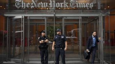 Varios oficiales de policía resguardan el edificio del The New York Times tras tiroteo en Maryland./AFP.