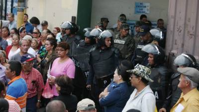 Policía bloqueó el ingreso de los empleados.