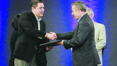 El presidente Hernández entregó el nuevo reglamento a Felipe Soto.