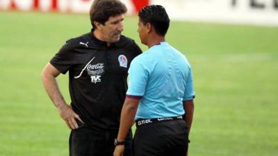 Héctor Vargas reclamando al cuarto árbitro Manuel Zelaya.