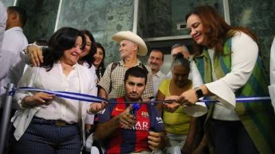 La primera dama Ana García de Hernández acompañada de pacientes en la inauguración.