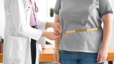 Las mujeres que sufren de obesidad o sobrepeso están sometiéndose a abdominoplastia.