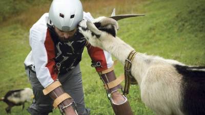 Thomas Thwaites, quien fabricó piernas ortopédicas para vivir tres días en cuatro patas escalando colinas junto a un grupo de cabras.