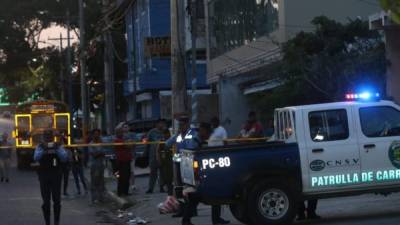 Agentes policiales acordonaron la escena en la que ocurrió el trágico accidente.