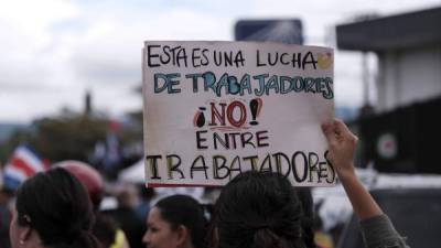 Personas se manifiestan contra un proyecto de reforma tributaria en San José (Costa Rica). EFE