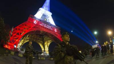 Militares franceses custodian la torre Eiffel. AFP