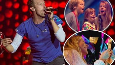 Chris Martin cantó con sus hijos Moses y Apple.