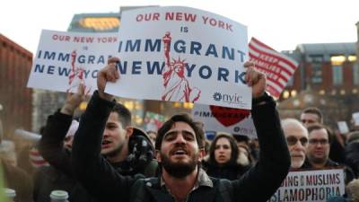 Activistas proinmigrantes protestan contra el presidente Trump en Nueva York. AFP.