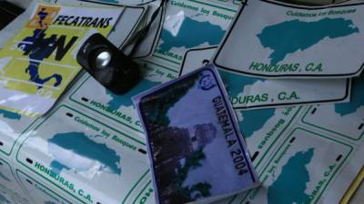 Placas falsas decomisadas por la Policía.