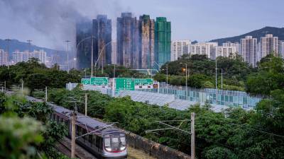 Imagen de la urbanización incendiada en Hong Kong, China.