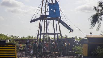 Soldados mexicanos participan en las labores de rescate de 10 mineros desaparecidos tras inundarse la mina en la que trabajaban.