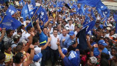 Ricardo Álvarez en una gira en Trojes, El Paraíso.
