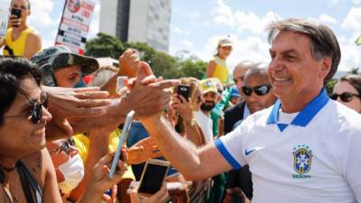 Bolsonaro rompió su cuarentena preventiva para participar en una masiva manifestación en Río de Janeiro el pasado domingo./AFP.