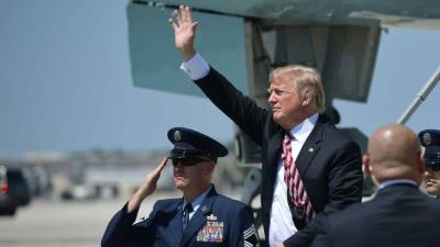 Trump viajó a Florida donde se reunirá con el primer ministro japonés, Shimzo Abe.