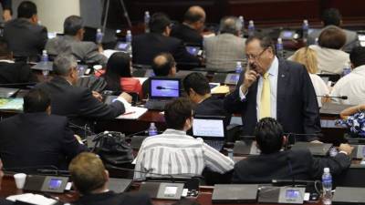 Diputados de diferentes bancadas durante una sesión en el hemiciclo Legislativo. Foto de archivo.
