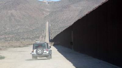 MEX026. PIEDRAS NEGRAS (MÉXICO), 15/02/2019.- Ciudadanos centroamericanos de la caravana migrante permanecen este viernes en el albergue proporcionado por autoridades mexicanas, en el punto fronterizo de Piedras Negras, en el estado de Coahuila (México). El presidente estadounidense, Donald Trump, citó este viernes una supuesta 'invasión' a EE.UU. con 'drogas y tráfico de personas' para justificar su recurso a una declaración de 'emergencia nacional' para reunir unos 8.000 millones de dólares para financiar la construcción de un muro en la frontera con México. EFE/Miguel Sierra