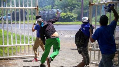 Cientos de opositores se congregaron frente a la Catedral de Managua donde gritaron consignas contra el presidente Ortega y su esposa, la vicepresidenta Rosario Murillo; luego hubo enfrentamiento con la Policía.