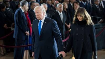 Trump y Melania durante el funeral de Graham en el Capitolio.//AFP.