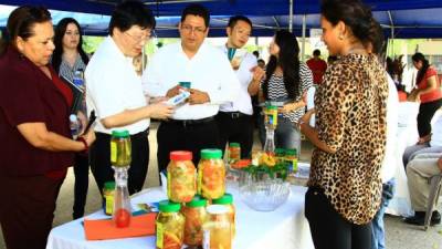 El Cónsul de Taiwán, Abel Lin, felicitó a los microempresarios durante el evento.