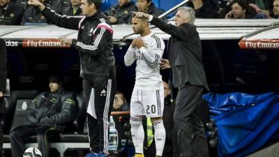 Jesé Rodríguez junto a Carlo Ancelotti, en el momento del cambio.