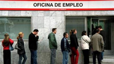 Españoles hacen fila en la Oficina de Empleo de Madrid.