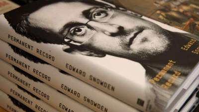Estados Unidos demandó este martes a Edward Snowden por haber publicado su libro de memorias sin someterlo primero a una revisión de las agencias de inteligencia estadounidenses para las que trabajó, y aseguró que eso viola los contratos que firmó el extécnico con la CIA y la NSA. AFP