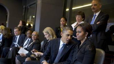 JOH03 JOHANNESBURGO (SUDÁFRICA) 12/12/2013.- Fotografía facilitada por la Casa Blanca hoy, jueves 12 de diciembre de 2013, que muestra al presidente estadounidense, Barack Obama (2º dcha), mientras conversa con su mujer Michelle (dcha) durante la ceremonia en memoria del fallecido expresidente sudafricano Nelson Mandela en el estadio FNB de Johannesburgo, Sudáfrica, el pasado 10 de diciembre. EFE/Pete Souza-La Casa Blanca FOTO CEDIDA SOLO USO EDITORIAL