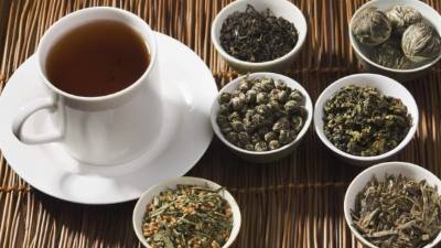 Existe una variedad de tés, los cuales se producen a través de diferentes proceso de fermenatración de las hojas de té.