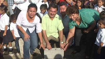 El alcalde Allan Ramos inició la construcción del jardín público en Puerto Cortés.